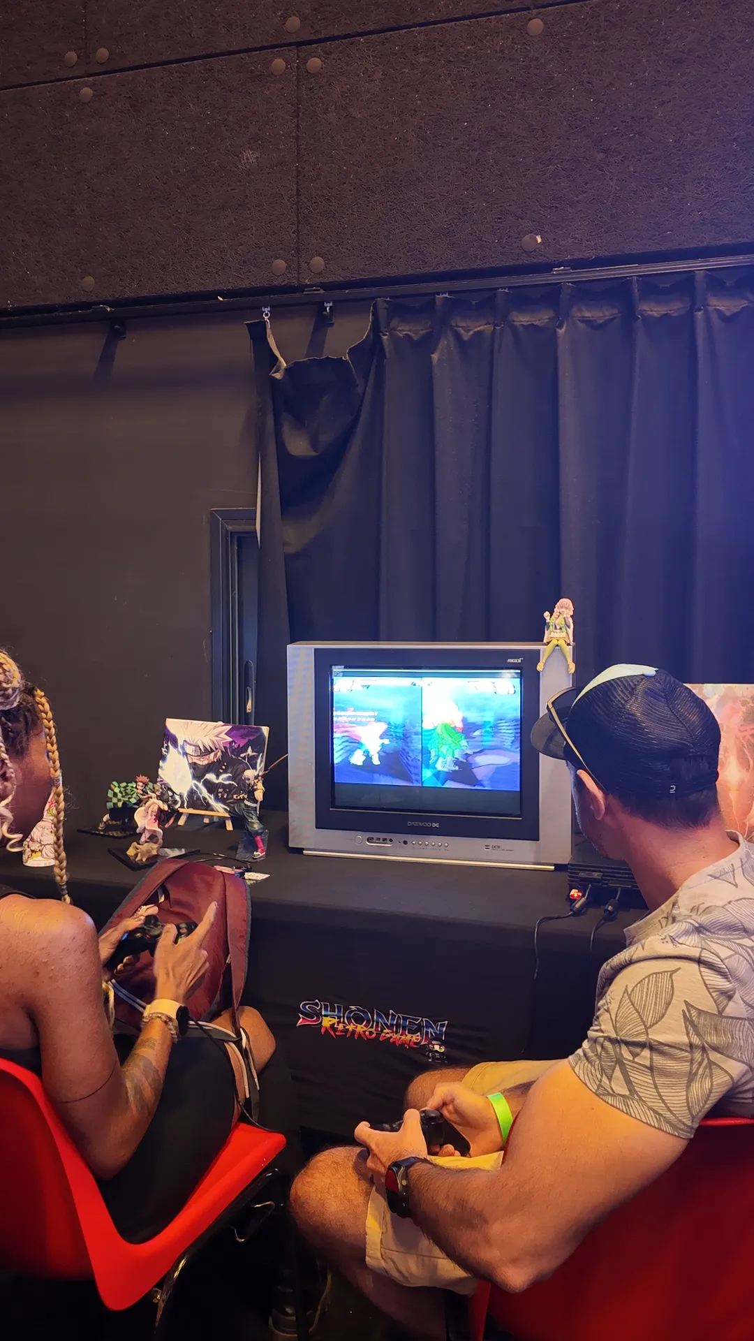 Public réuni autour d’une animation de jeux vidéo rétro à La Réunion