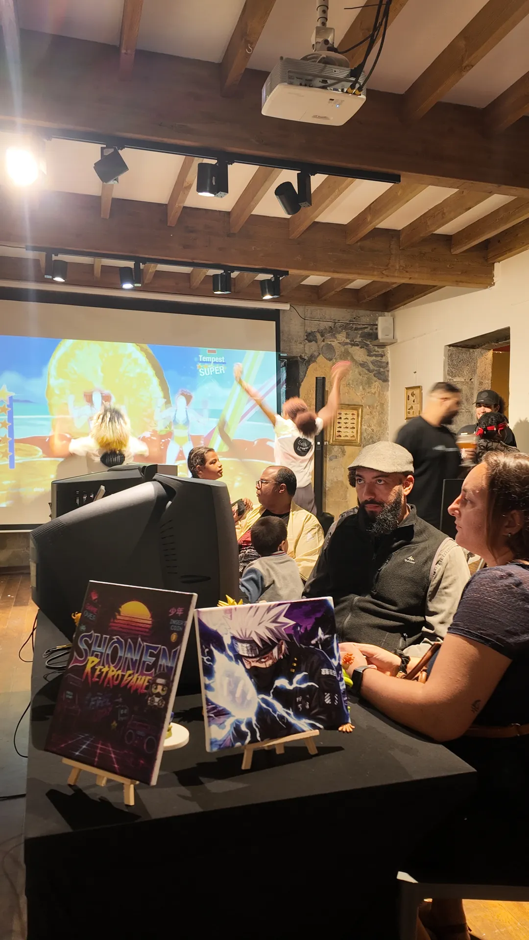 Public autour des espaces de jeu rétro à La Réunion