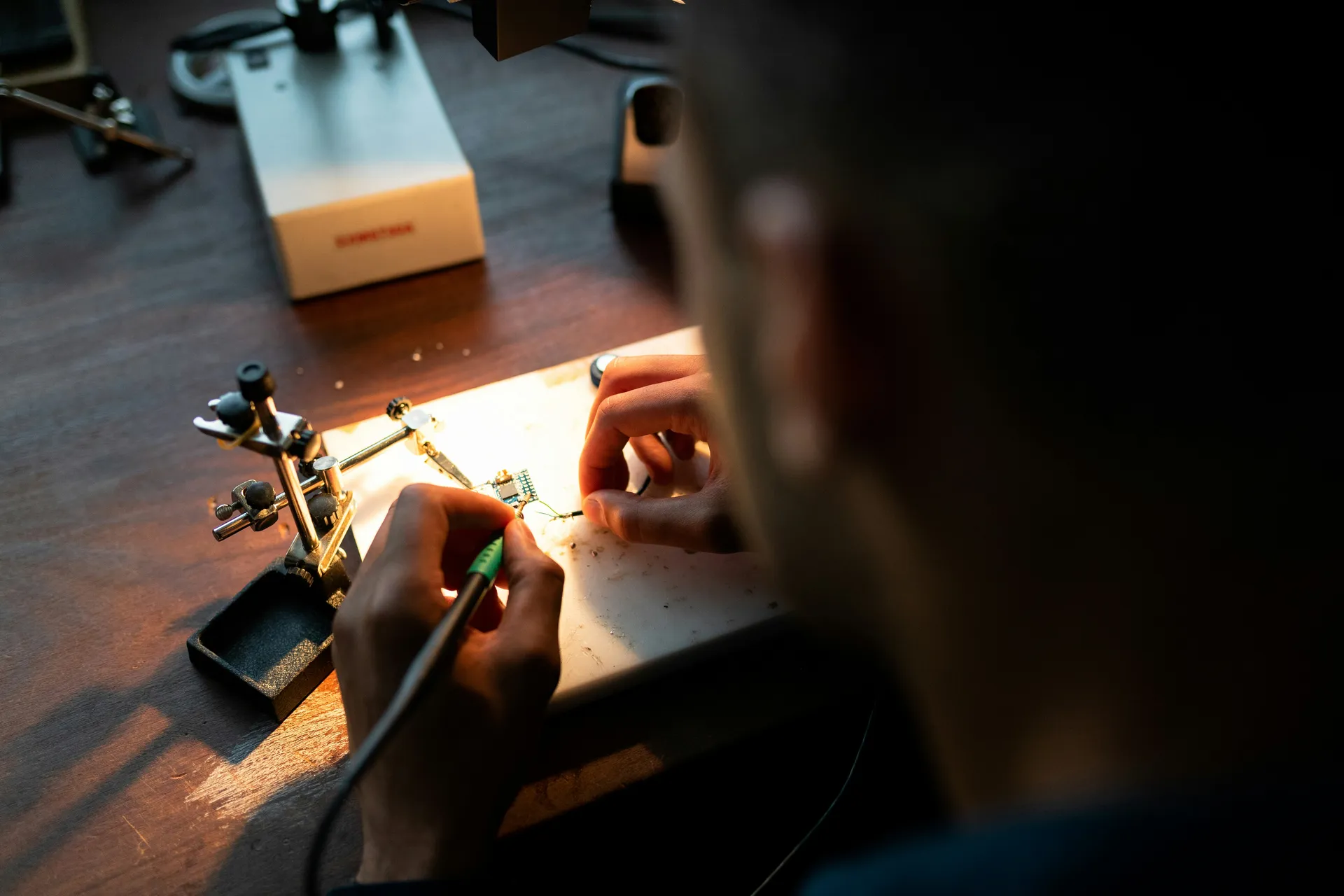 Atelier de soudure sur composant électronique à La Réunion
