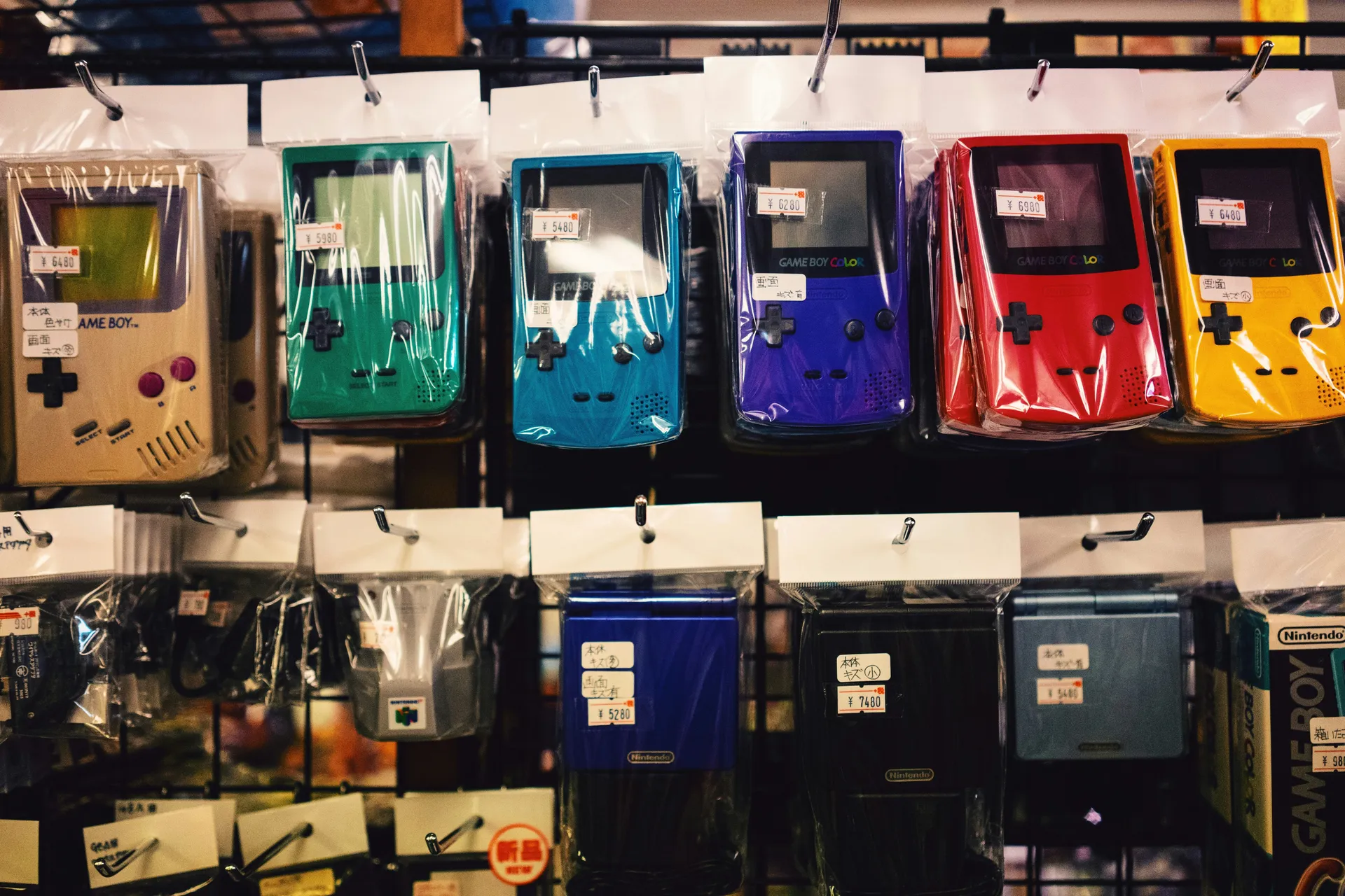 Collection de consoles portables rétro représentant plusieurs générations de jeu