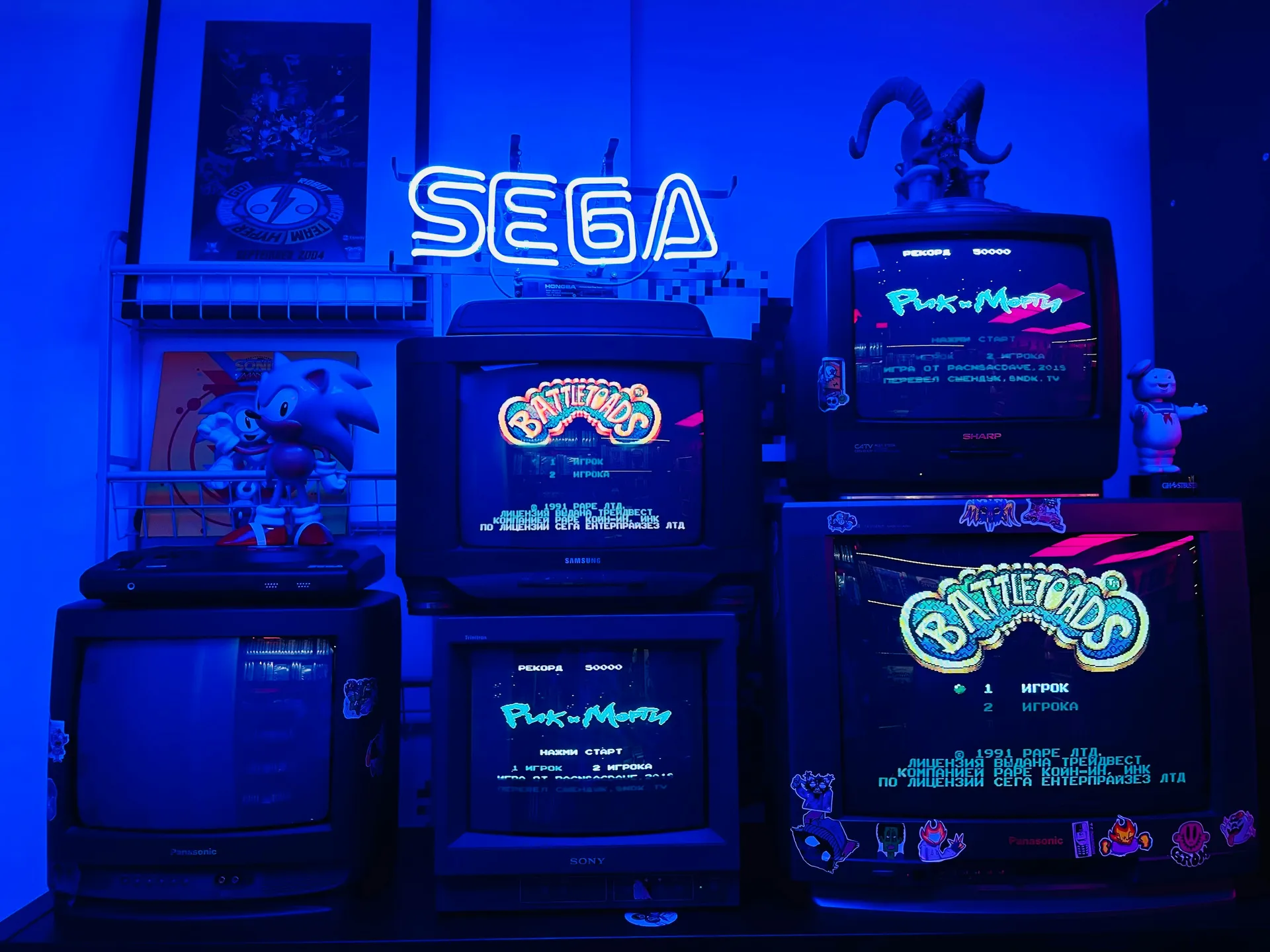 Collection de consoles Sega installée devant des écrans CRT à La Réunion