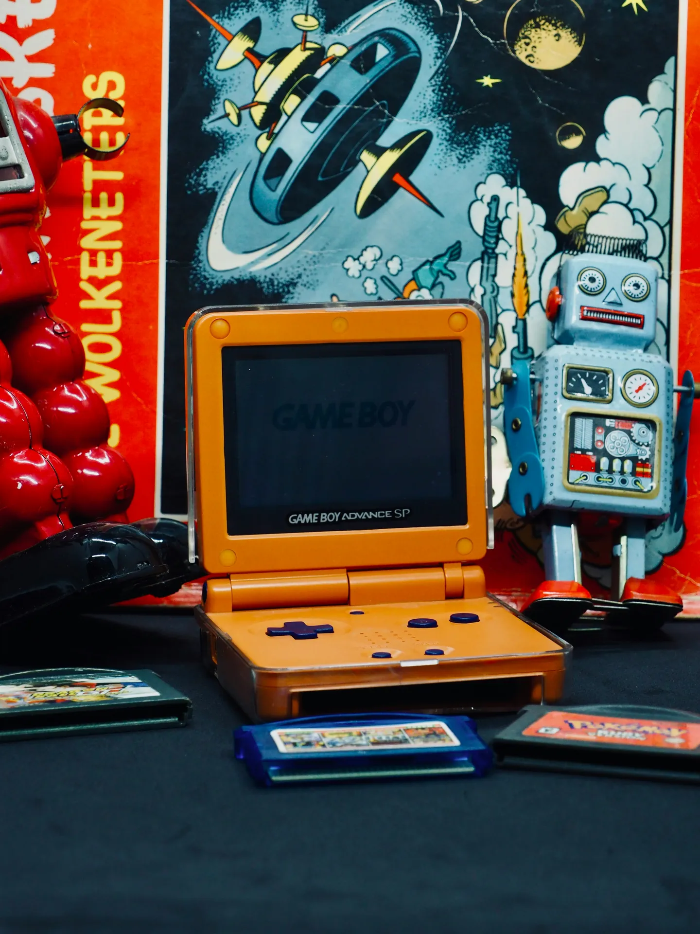 Game Boy jaune entourée de magazines japonais pour illustrer un guide rétrogaming