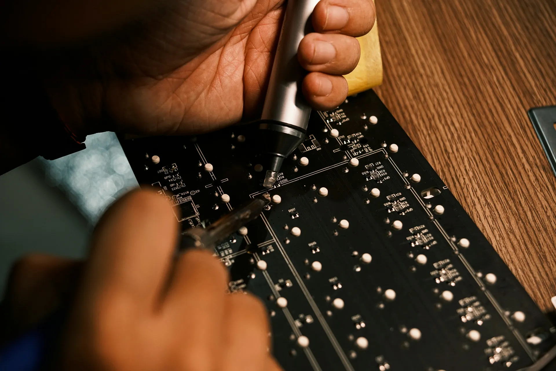 Technicien réparant une carte électronique